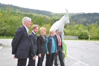 Labelfest 2013 in Zillis Naturpark-Vereinspräsident Hansjörg Hassler mit Matthias Stremlow vom Bundesamt für Umwelt, Bundesrätin Eveline Widmer-Schlumpf, Gemeindepräsidentin Regula Götte und Regierungsrat Martin Jäger (von links) mit der Steinbock-Skulptur von Guido Keller (Pignia) am Labelfest 2013 in Zillis.