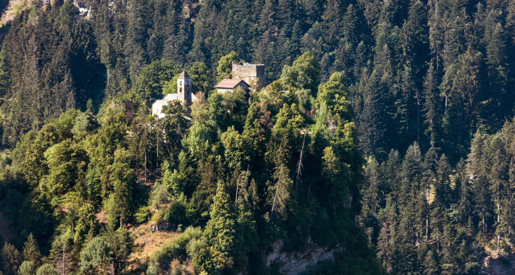 Burganlage Hohen Rätien im Sommer Burganlage Hohen Rätien im Sommer
