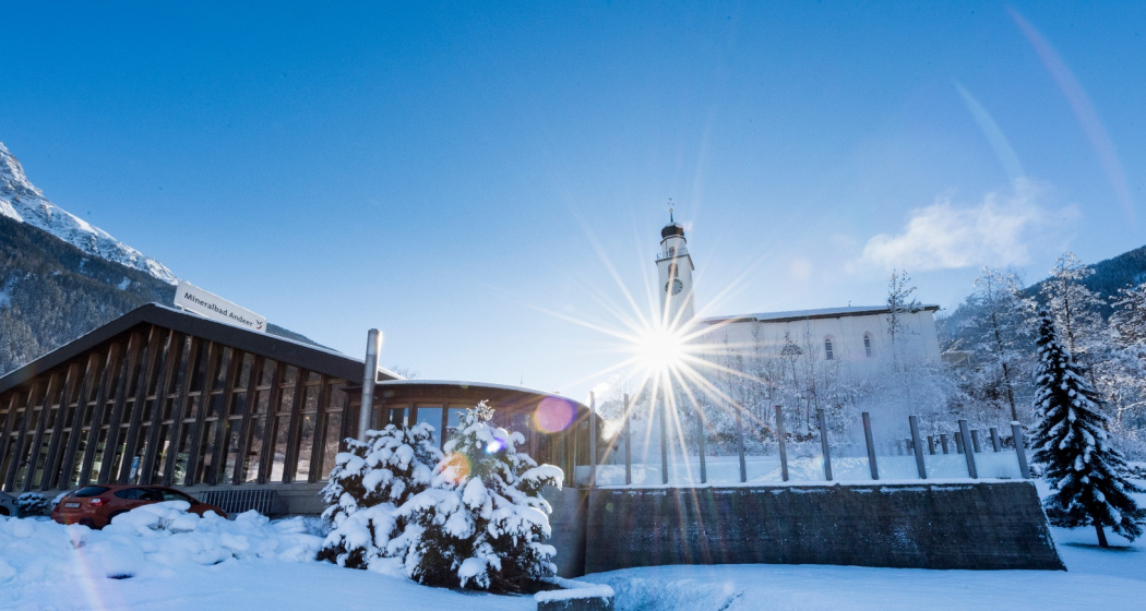 Mineralbad und Kirche Andeer im Winter