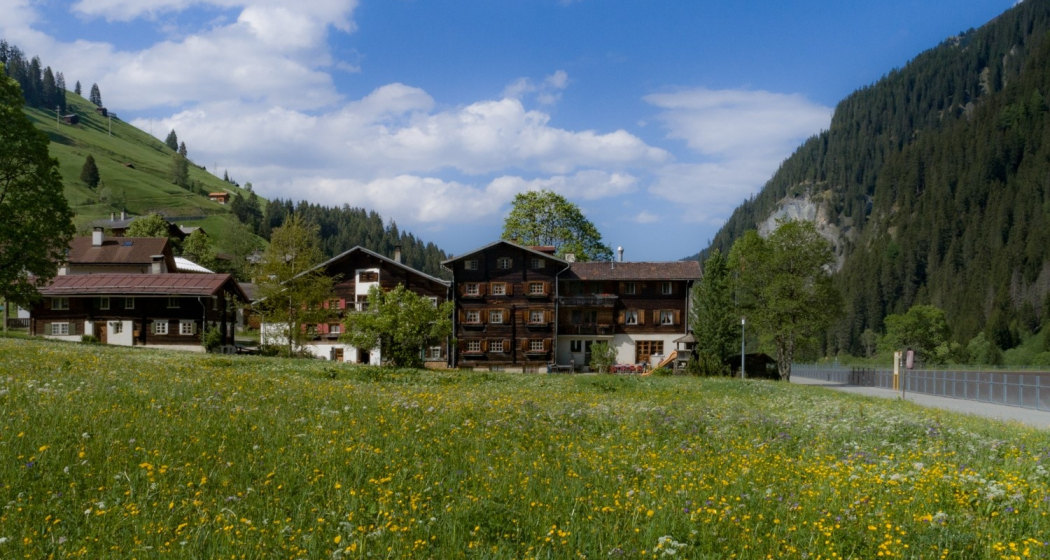 Lange Wanderung auf dem Alpenpässe-Weg von Duvin nach Safien Platz über Güner Lückli (oua_55225593_image) Lange Wanderung auf dem Alpenpässe-Weg von Duvin nach Safien Platz über Güner Lückli (oua_55225593_image)
