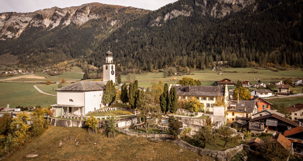 Die reformierte Kirche Andeer im Herbst