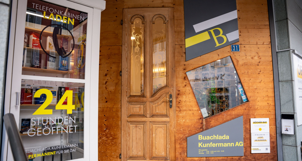 Buachlada Kunfermann in Thusis - Eingangsbereich und 24-Stunden-Bücher-Telefonkabine Buachlada Kunfermann in Thusis - Eingangsbereich und 24-Stunden-Bücher-Telefonkabine