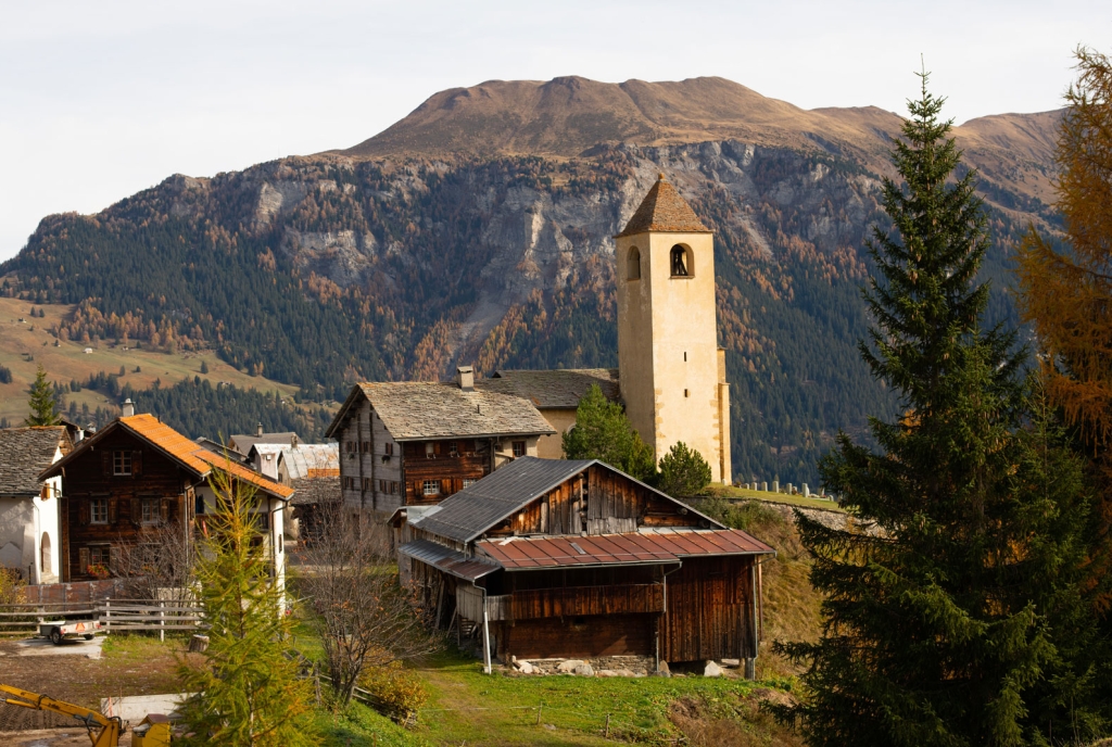 Kirche von Lohn im Herbst
