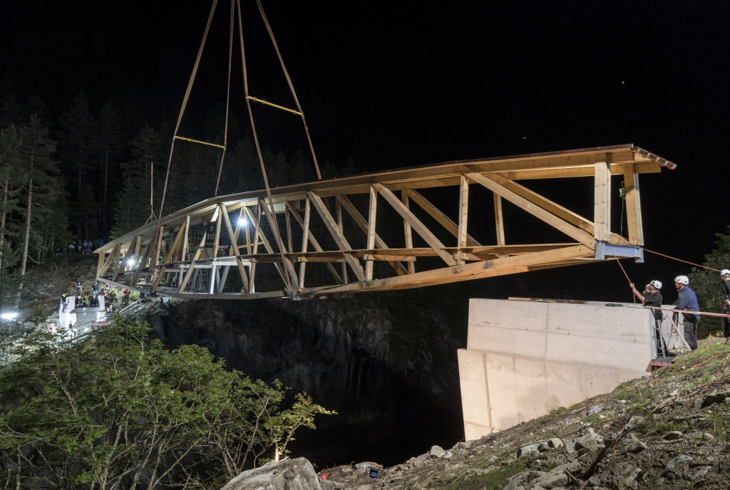 Die neue Holzseebrücke über den Lai da Seara wurde am 12. Juni 2020 in der Nacht gesetzt. (Bild: Reiner Schlling)