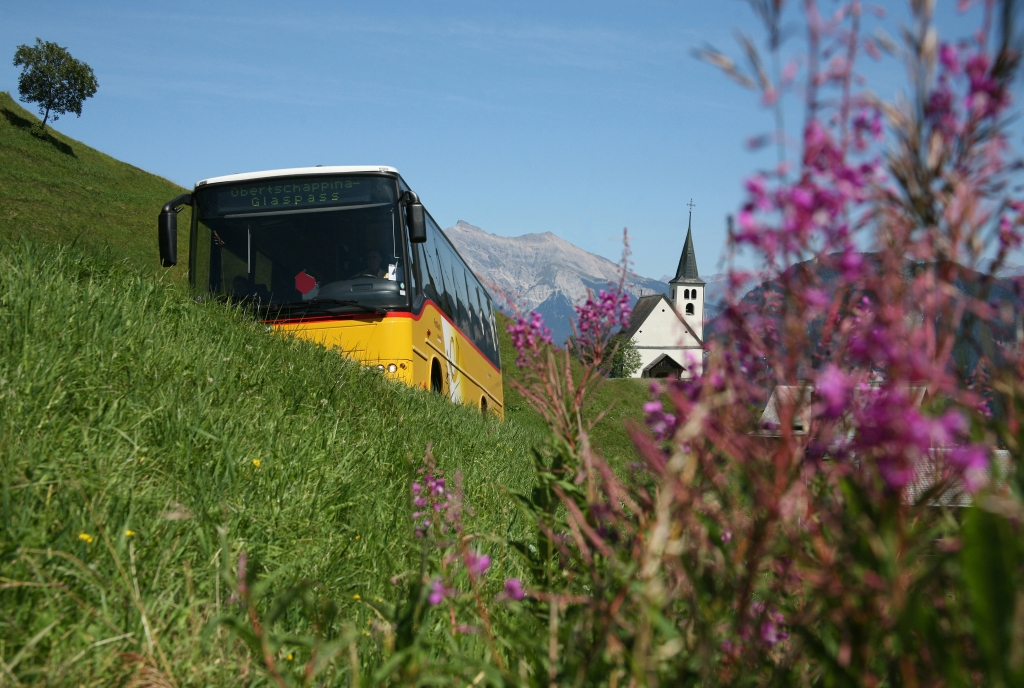 Postauto in Obertschappina beim Glaspass
