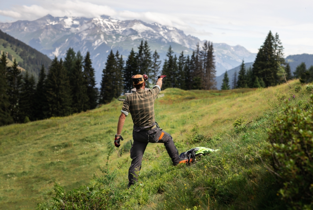 Ein Forst-Arbeiter erklärt die Berglandschaft