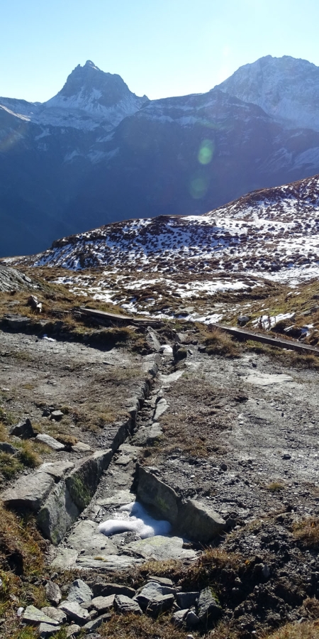 Erneuerter Steinplatten-Querabschlag unterhalb der Passhöhe, mit Panoramablick auf Schwarzhorn, Pizzas d'Anarosa, Alperschällihorn und Weisshorn. Erneuerter Steinplatten-Querabschlag unterhalb der Passhöhe, mit Panoramablick auf Schwarzhorn, Pizzas d'Anarosa, Alperschällihorn und Weisshorn.