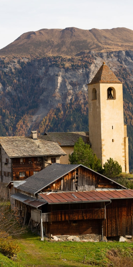 Kirche von Lohn im Herbst