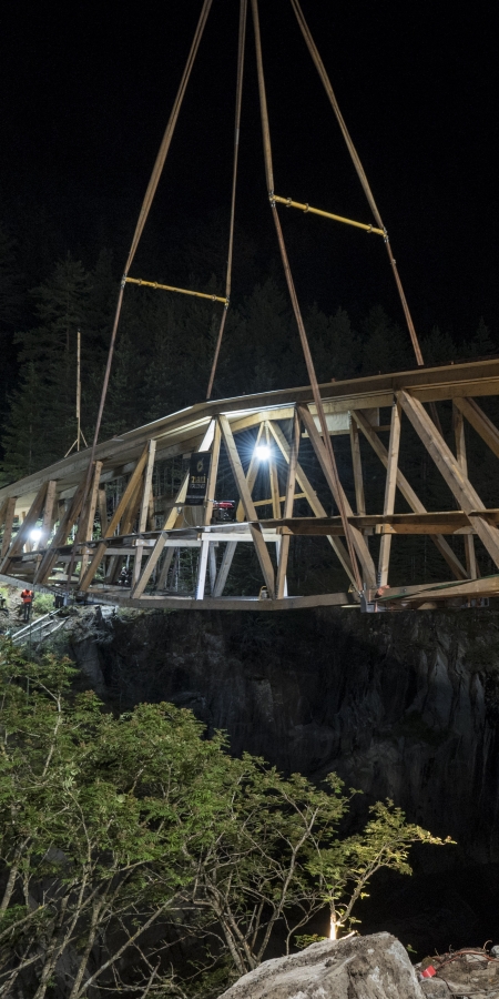 Die neue Holzseebrücke über den Lai da Seara wurde am 12. Juni 2020 in der Nacht gesetzt. (Bild: Reiner Schlling)