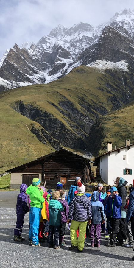 Capricorn Kitz bei einem Geländespiel zum Thema Bauen. Thalkirch.