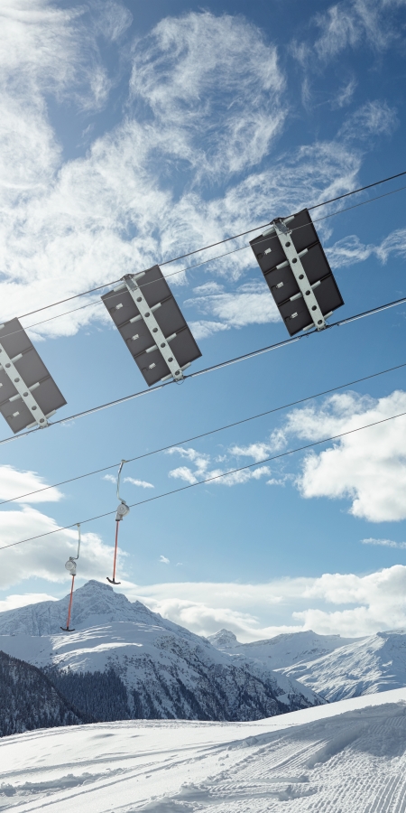Der Solarskilift in Tenna mit den Solarpanels im Fokus