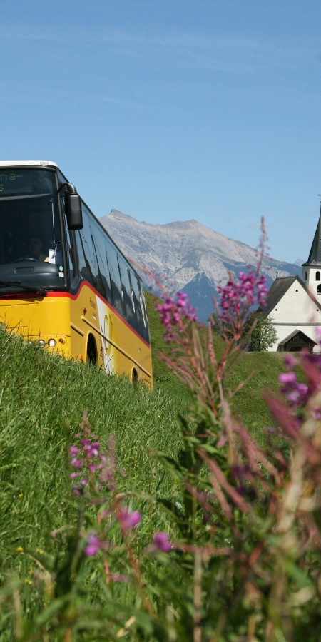 Postauto in Obertschappina beim Glaspass Postauto in Obertschappina beim Glaspass