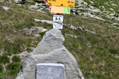 Gedenktafel auf der Passhöhe tomülpass Gedenktafel auf der Passhöhe tomülpass