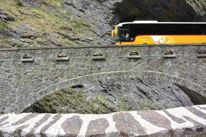 Postauto durch die Viamala Schlucht (©Naturpark Beverin) Postauto durch die Viamala Schlucht (©Naturpark Beverin)