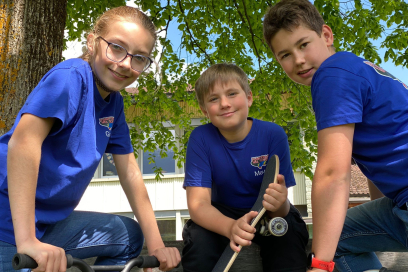 Gianna, Valerio und Maurus (v.l.), Initianten des Pumptrack Val Schons.
