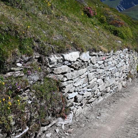 Eine neu aufgebaute Trockenmauer zwischen zwei bestehenden. Eine neu aufgebaute Trockenmauer zwischen zwei bestehenden.
