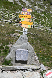Gedenktafel auf der Passhöhe tomülpass
