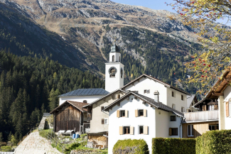Innerferrera (Gioanna Meuli, 2018) Kirche und drei Häuser von Innerferrera