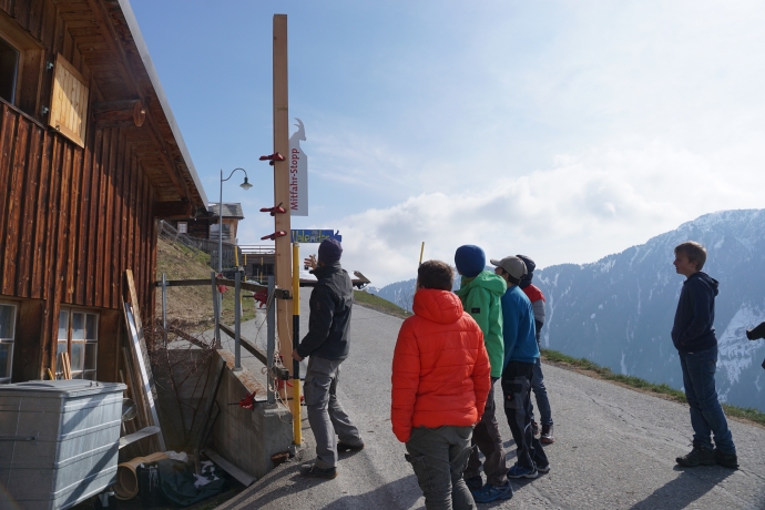 Capricorn Club: Vom Baum zu fertigen Mitfahrstationen im Safiental. Capricorn Club: Vom Baum zu fertigen Mitfahrstationen im Safiental.