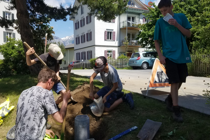Capricorn Club: Vom Baum zu fertigen Mitfahrstationen im Safiental. Capricorn Club: Vom Baum zu fertigen Mitfahrstationen im Safiental.