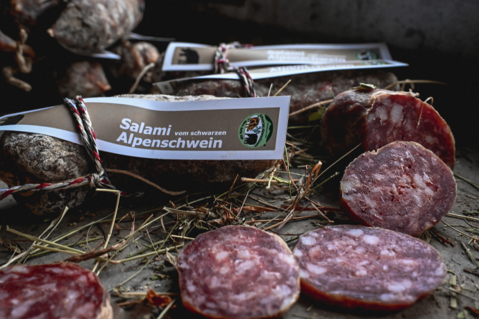 Salami vom Schwarzen Alpenschwein welche in Zusammenarbeit der Meztga Viamala mit dem Naturpark Beverin entwickelt und prodoziert wurde. (Foto Benedikt Joos)