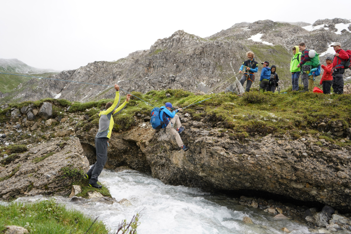 Jugend auf dem Gipfel Naturpark Beverin Klettern und Bergsteigen - Naturpark Beverin