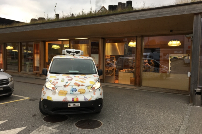 Lieferung mit dem E-Kühlfahrzeug zur Bäckerei Merz