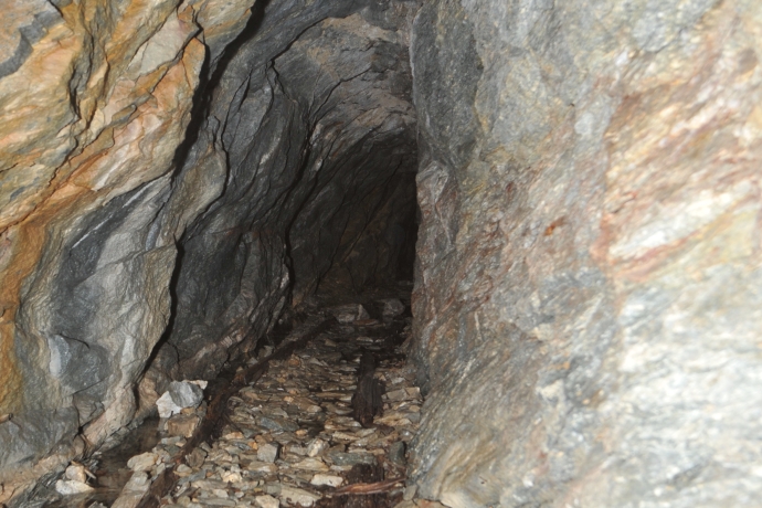 Stollen mit Schienen Nursera Stollen mit Schienen Nursera