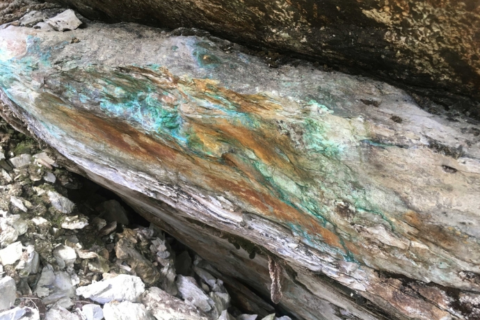Blaue und grüne Steine in den «Gruobas Ursera» im Val Ferrera, Naturpark Beverin