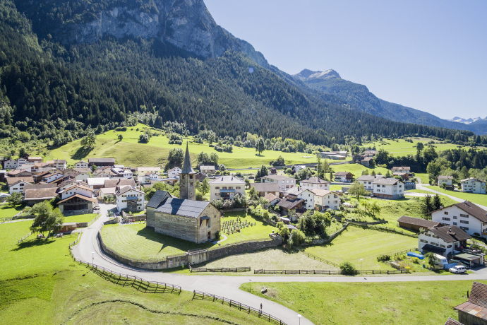 Zillis mit Kirche St. Martin