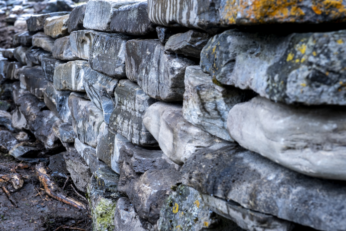 Trockensteinmauer Splügen. Teil einer frisch sanierten Trockensteinmauer.