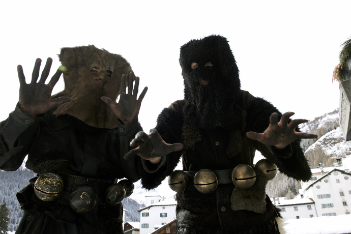 Als Pschuurirolli verkleidete Männer mit schwarzen Händen