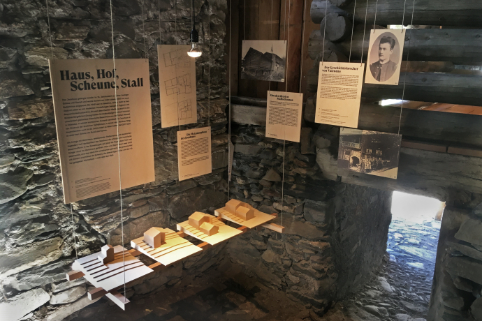 Einblick in die Ausstellung "Valendas" im Jooshuus (© Naturpark Beverin) Einblick in die Ausstellung "Valendas" im Jooshuus (© Naturpark Beverin)