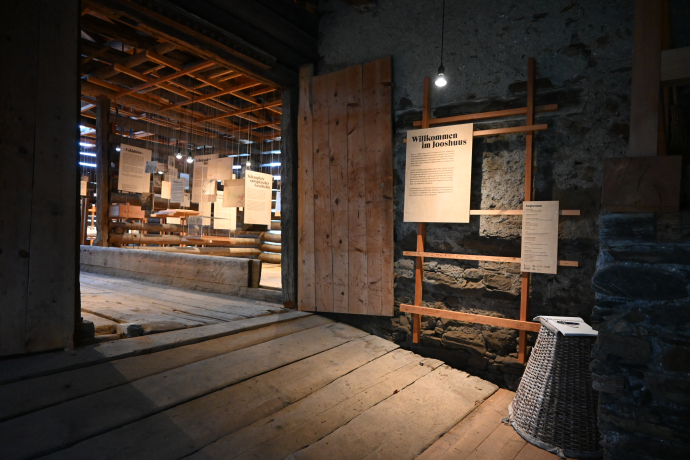 Eingang Ausstellung "Valendas" (© Naturpark Beverin)