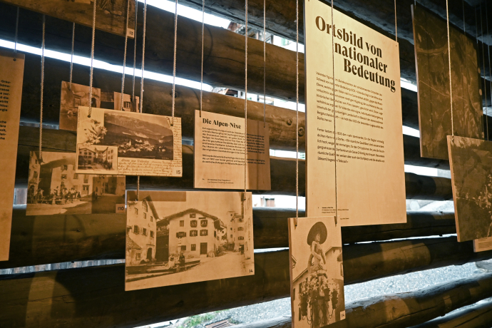 Einblick in die Ausstellung "Valendas" im Jooshuus (© Naturpark Beverin) Einblick in die Ausstellung "Valendas" im Jooshuus (© Naturpark Beverin)