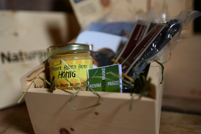 Geschenkbox befüllt mit Produkten aus dem Park
