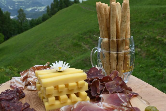 Der Apéro bestand aus lokalen Produkten direkt vom Hof der Gastgeberfamilie.