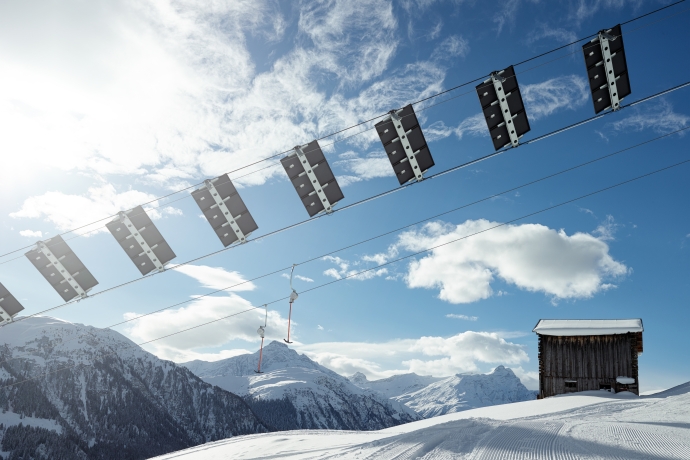 Der Solarskilift in Tenna mit den Solarpanels im Fokus