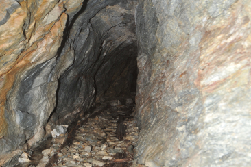 Stollen mit Schienen Nursera