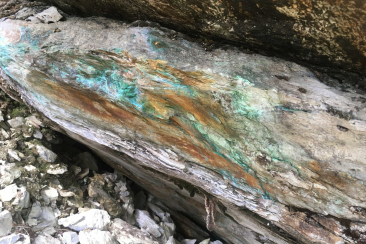 Blaue und grüne Steine in den «Gruobas Ursera» im Val Ferrera, Naturpark Beverin