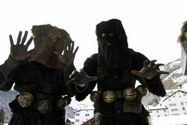 Als Pschuurirolli verkleidete Männer mit schwarzen Händen