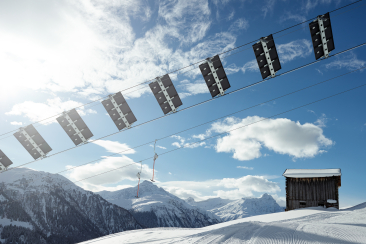 Der Solarskilift in Tenna mit den Solarpanels im Fokus